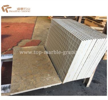 Piastrelle in ceramica con travertino composito